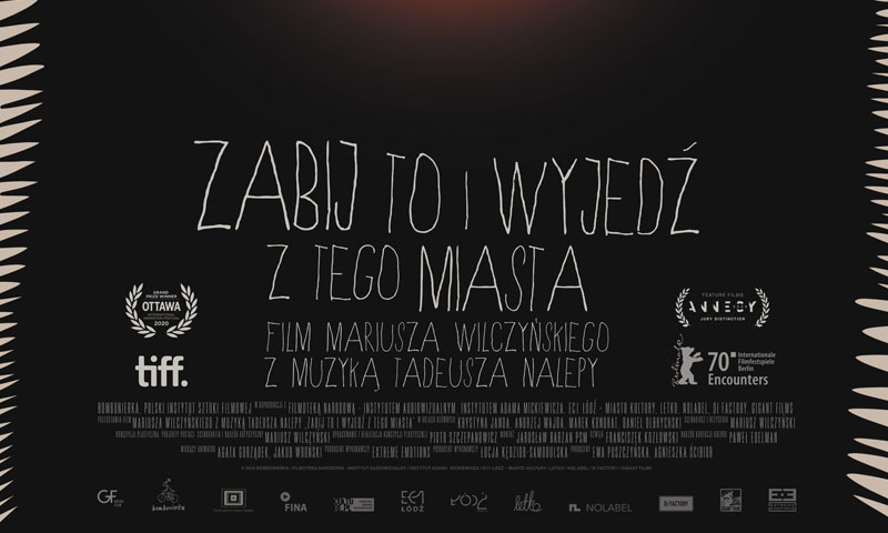Afisz filmowy. Ciemne tło z napisem: Zabij to i wyjedź z tego miasta. Film Mariusza Wilczyńskiego z muzyką Tadeusza Nalepy.