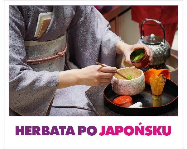Na zdjęciu widać kobietę w tradycyjnym stroju japońskim przy ceremonii herbaty. Pod spodem napis: Herbata po japońsku