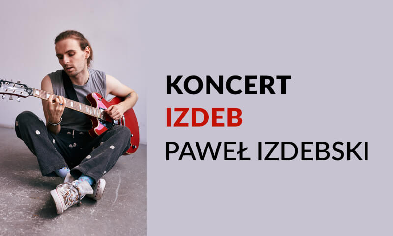 Koncert IZDEB. Paweł Izdebski. Mężczyzna Paweł Izdebski siedzi i trzyma na kolanach czerwoną gitarę elektryczną.