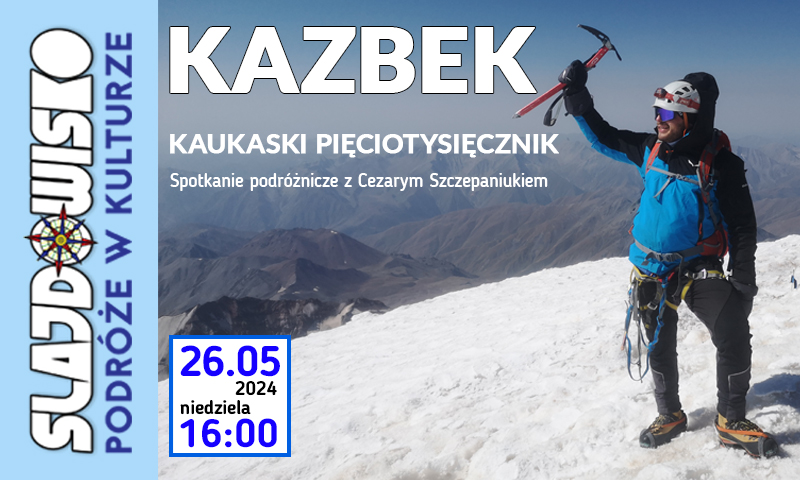Slajdowisko. Podróże w kulturze. Kazbek-Kaukaski pięciotysięcznik. Spotkanie podróżnicze z Cezarym Szczepaniukiem. W tle góry. Na zaśnieżonym szczycie mężczyzna w stroju alpinisty trzyma w uniesionej ręce czekan.
